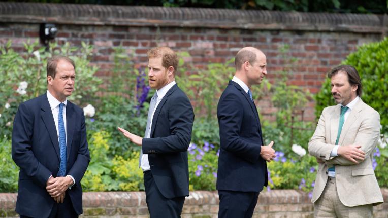  Принц Хари и принц Уилям откриват скулптура на принцеса Даяна в двореца Кенсингтън 