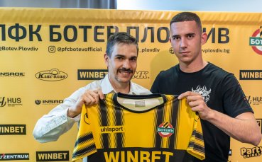 Ботев Пловдив подписа първи професионален договор с юношата на клуба Християн