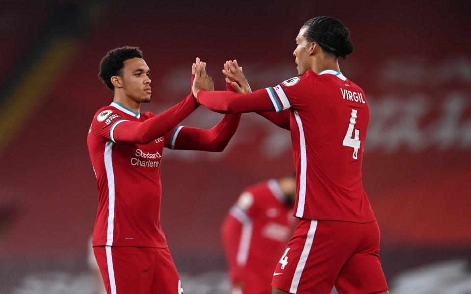 Защитниците на Ливърпул Трент Александър-Арнолд и Върджил ван Дайк се
