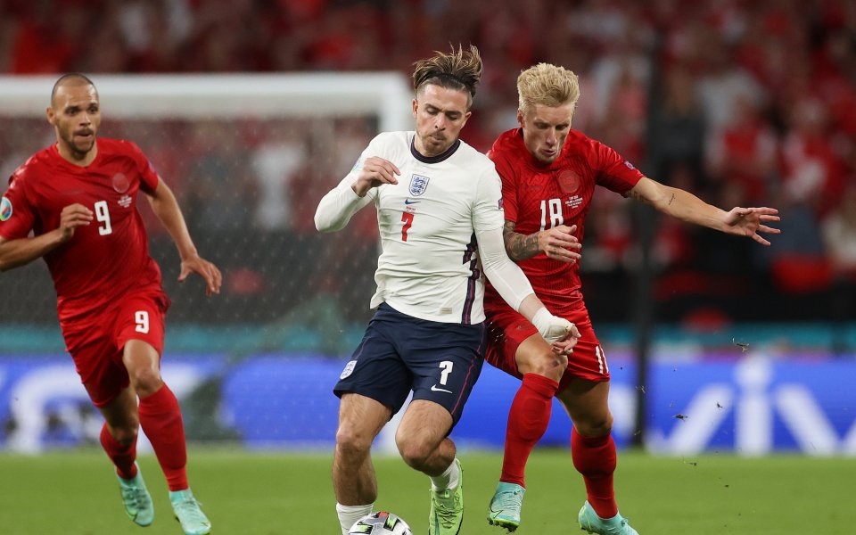 Националните отбори на Англия и Дания играят при