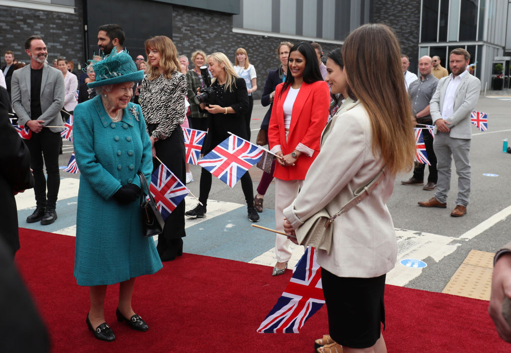 <p>Кралица Елизабет II на снимачната площадка на най-дълго излъчваната телевизионна сапунена опера</p>