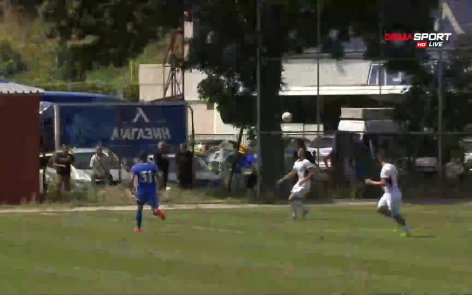 Минута преди почивката Левски стигна до изравняване. Здравко Димитров шутира