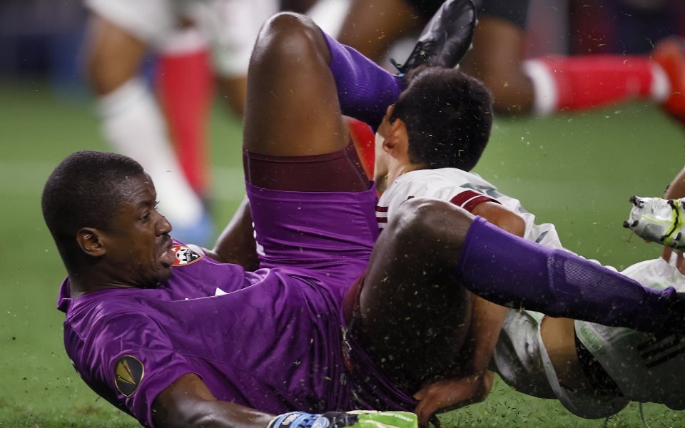 Нападателят на Наполи Ървинг Лозано бе изписан от болницата в