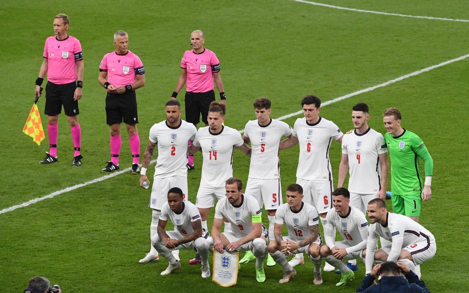 Футболистите от английския национален отбор са решили да коленичат преди