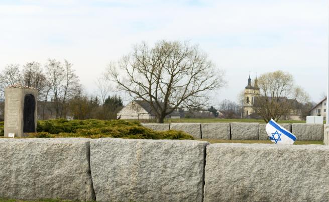  Монумент в Йедвабне, обвързван с погрома над стотици евреи 