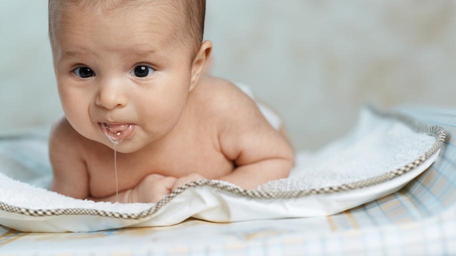 Защо бебетата плюят и се лигавят?