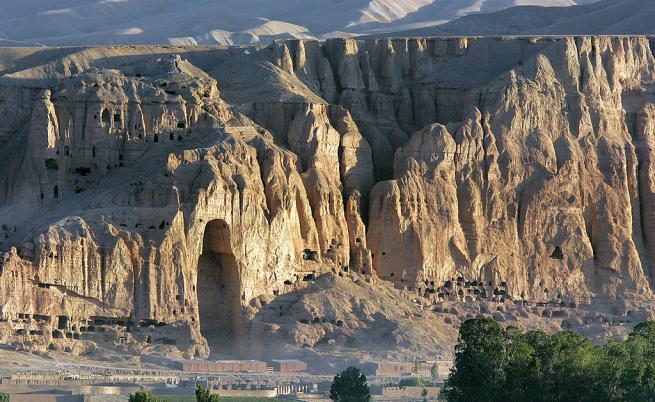 Руините от мястото, където преди 20 години са били древните статуи на Буда (Бамиян, Афганистан)