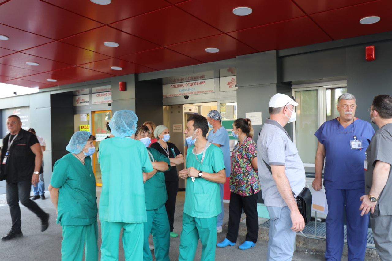 <p>Лекари, медицински сестри и санитари, работещи в лечебното заведение, се събраха пред входа на болницата на протест срещу отстраняването на проф.Асен Балтов от директорския пост</p>