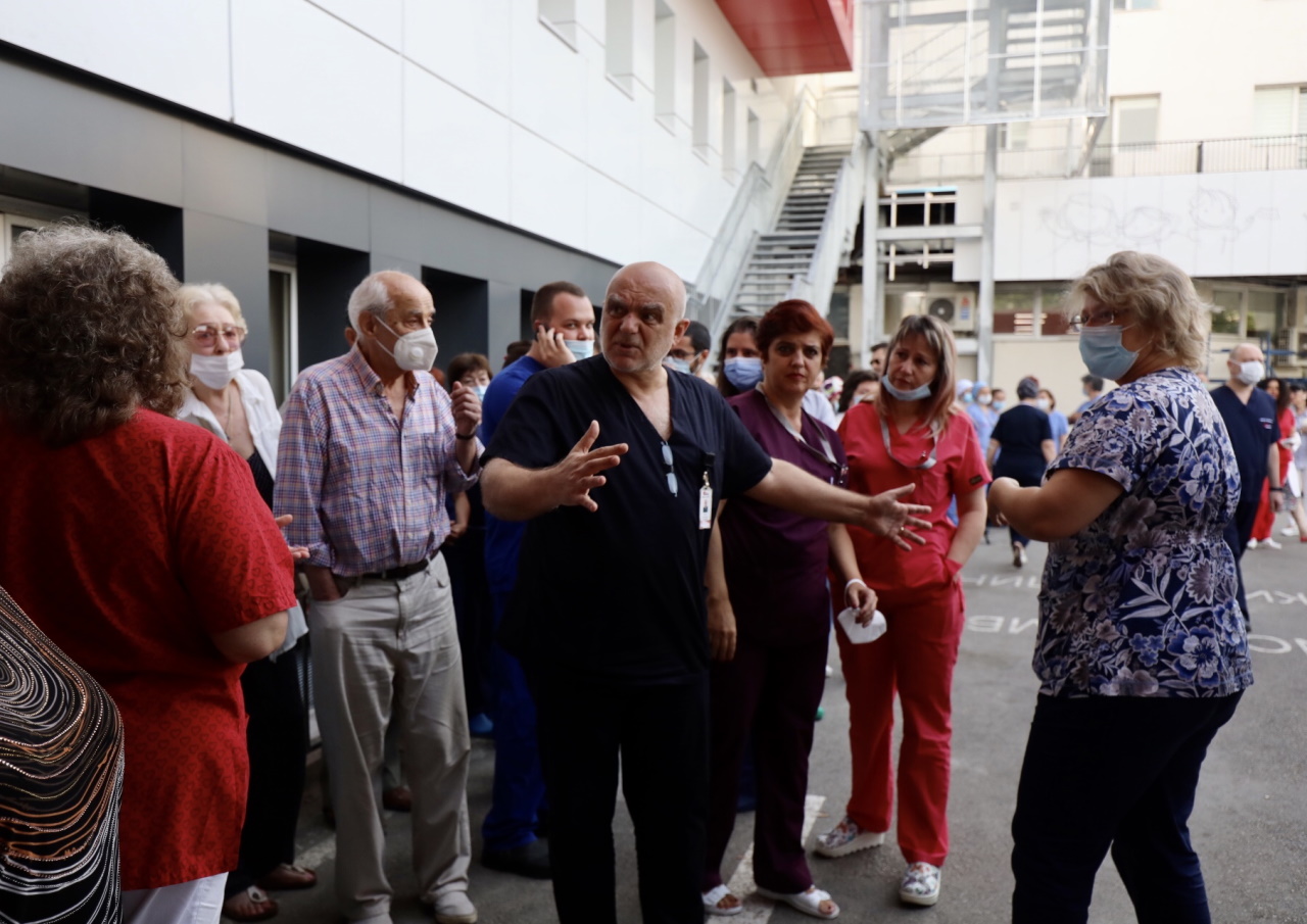 <p>Лекари, медицински сестри и санитари, работещи в лечебното заведение, се събраха пред входа на болницата на протест срещу отстраняването на проф.Асен Балтов от директорския пост</p>