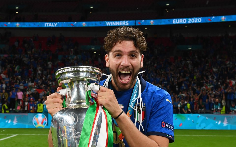 Трансферната битка за халфа на Сасуоло Мануел Локатели продължава с