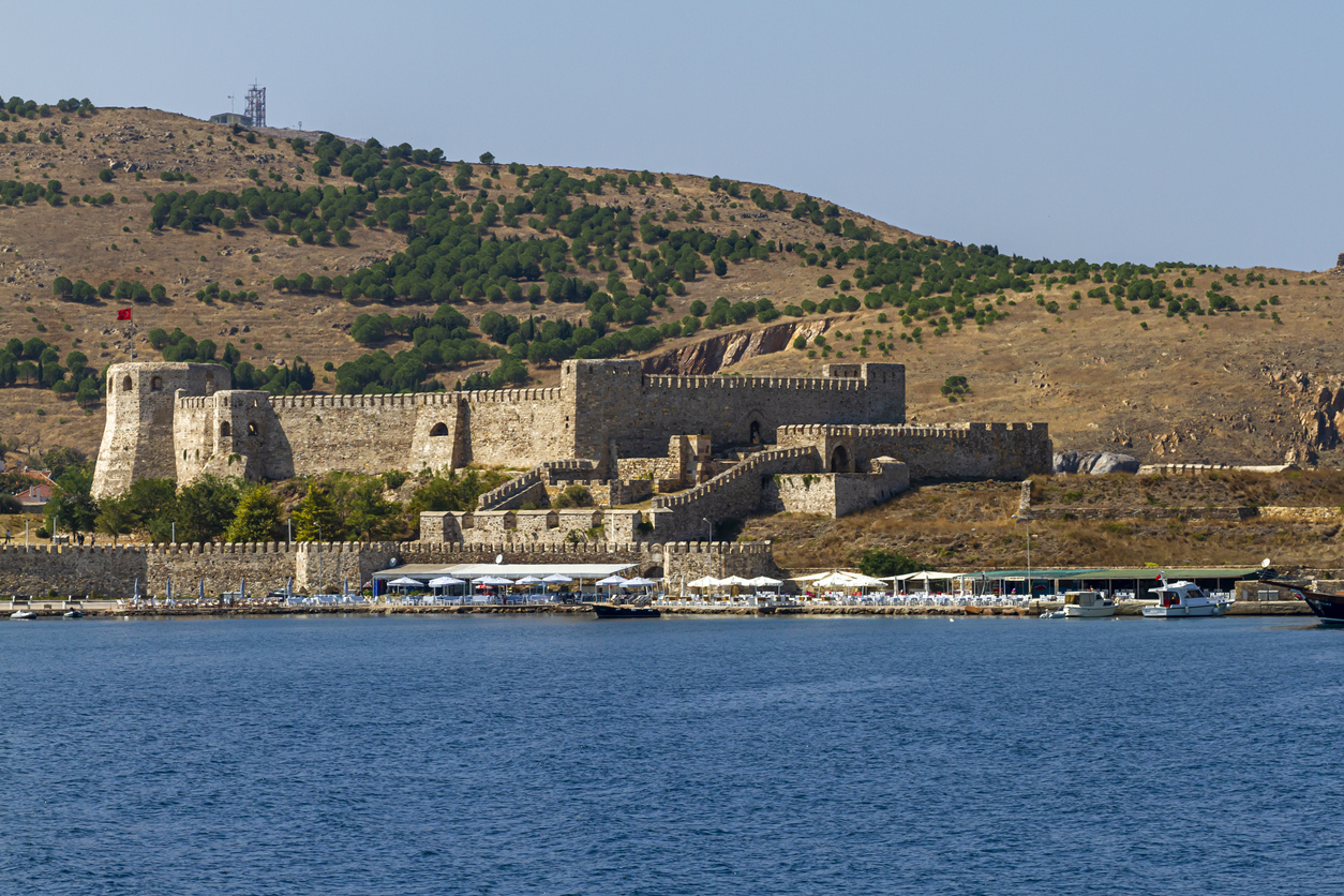 <p><br />
<strong>Остров Тенедос, Турция -&nbsp;</strong>Островът се намира в северната част на Бяло море и е един от малкото острови, разположени на територията на Турция. Красивите плажове, богатата култура и природният чар правят Тенедос изключително привлекателен за туристите. Островът е популярна дестинация за жителите на Истанбул, които искат да избягат от града през лятото. До него може да стигнете с автобус и след това да се прехвърлите на ферибот. Може да се насладите на красиви плажове, сърф, както и да и посетите някои от ресторантите в района.</p>