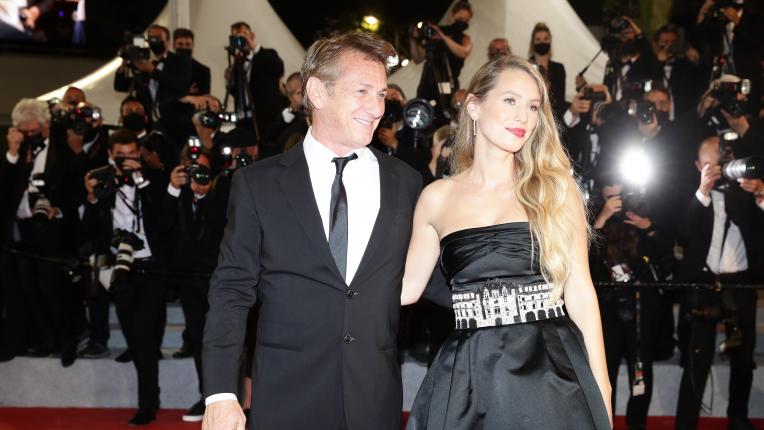  Шон Пен с двете си деца в Кан 