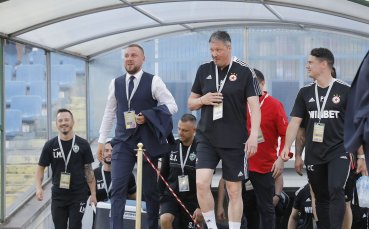 Наставникът на ЦСКА Любослав Пенев говори на брифинг след мача