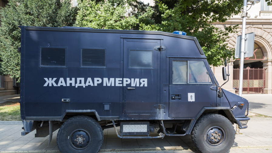 Специализирана полицейска акция в село Антон, има задържани