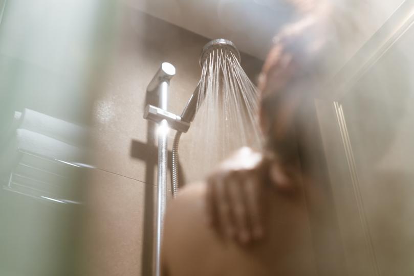 <p>Въпреки че горещите душове не причиняват гъша кожа, топлата вода може да влоши състоянието. Дългия престой под гореща, течаща вода премахва естествената бариерна мантия на кожата и така тя става суха и раздразнена. Добре е да намалите температурата на водата, с която се къпете или да си вземете вана вместу душ. Също така можете да се къпете през ден, за да облекчите симптомите.</p>