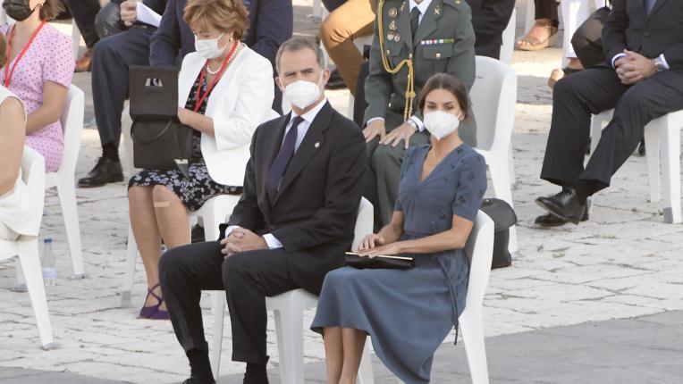 Кралица Летисия и крал Фелипе почетоха паметта на жертвите от коронавирус в Испания