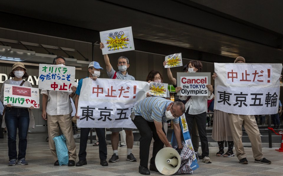 Два мащабни протеста се проведоха днес в японската столица няколко