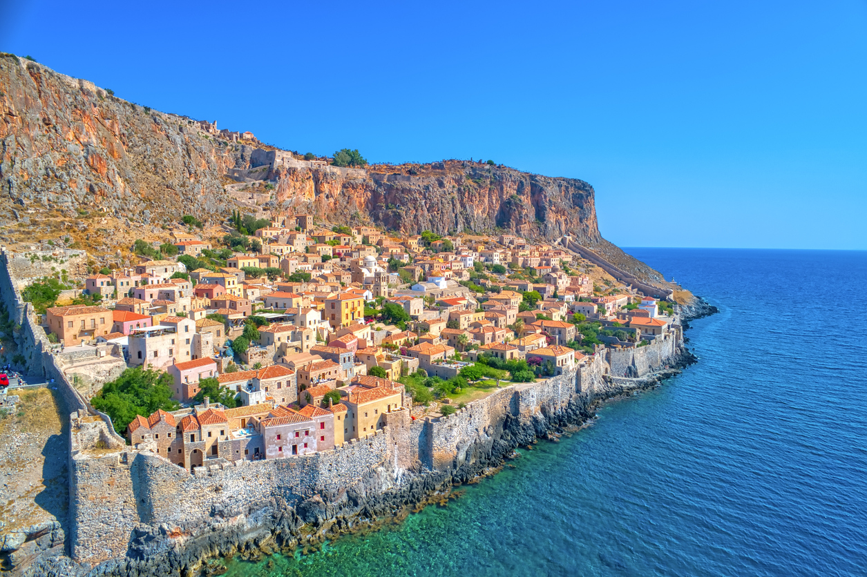 <p>Монемвасия - Гърция - малък средновековен град в Гърция, разположен на малък полуостров, край бреговете на Пелопонес</p>