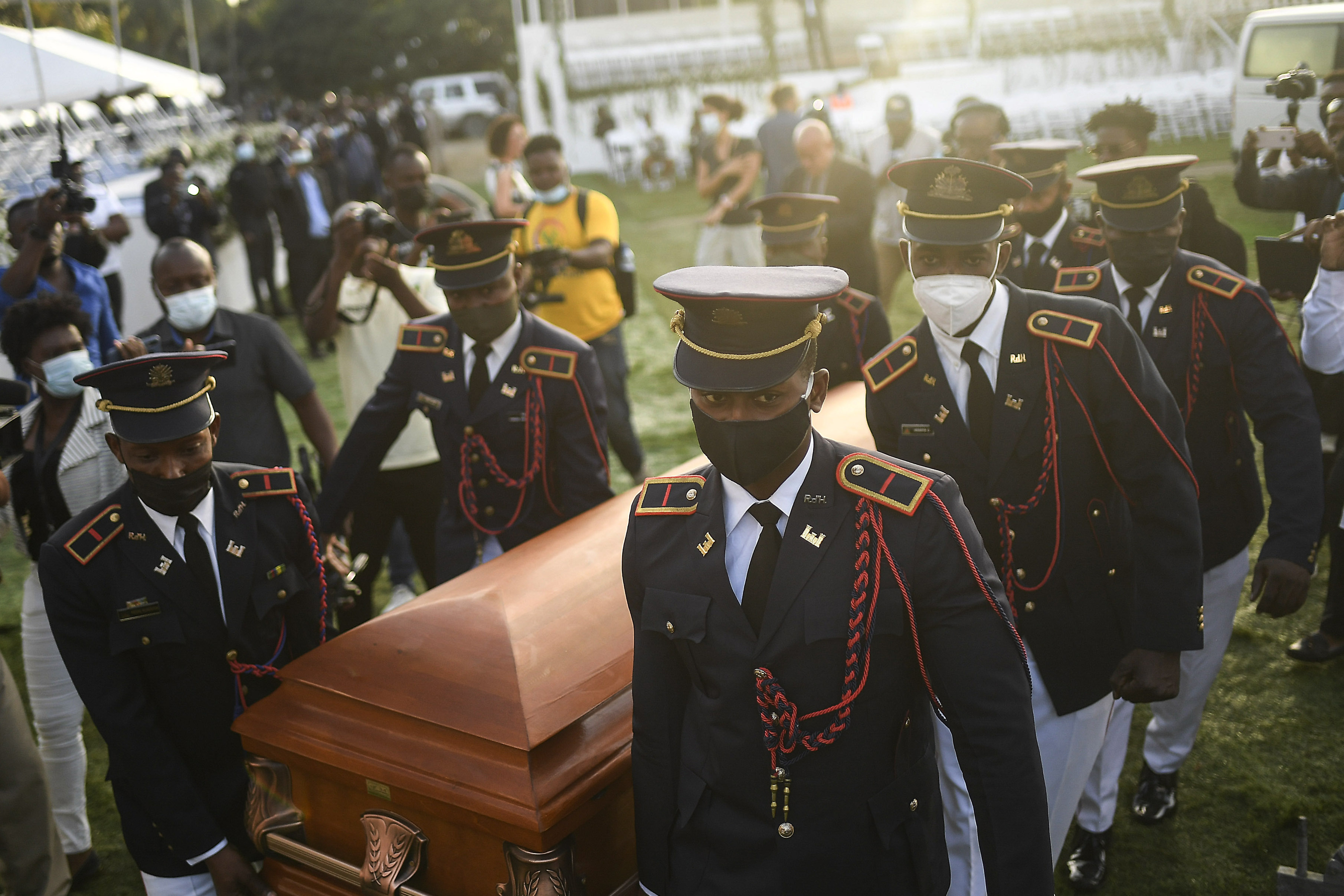 <p>Две седмици по-късно погребаха президента на Хаити Жовенел Моиз</p>