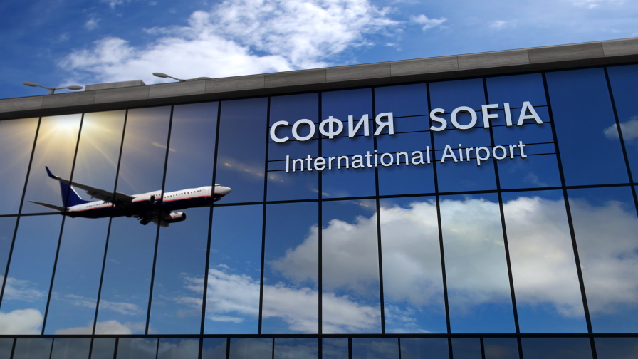 С чартърен полет от Виена: Около 10 мигранти кацнаха на Летище София