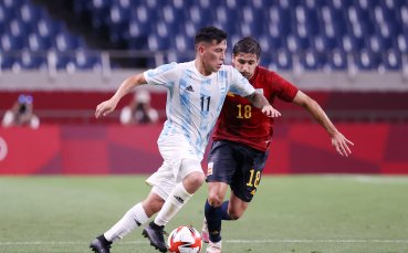 Националните отбори на Испания и Аржентина играят при