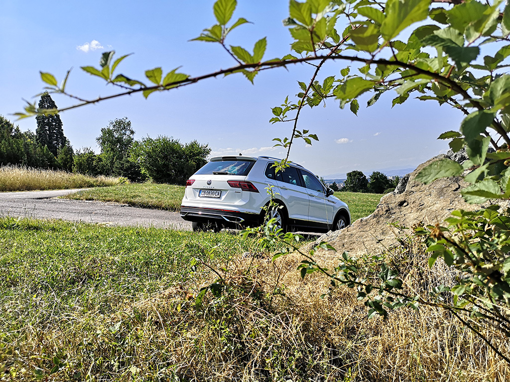 За да доминираш европейския C-SUV сегмент, трябва да притежаваш качества, които клиентите да припознават като по-добрите сред огромното множество конкурента в сегмента. Очевидно Tiguan има всичко това, тъй като от години е лидер. Тестваме обновената му версия, за да се убедим лично.