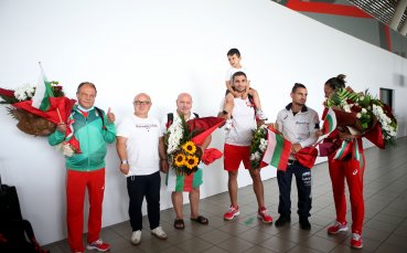 Първите трима български олимпийци които се прибраха от Токио бяха