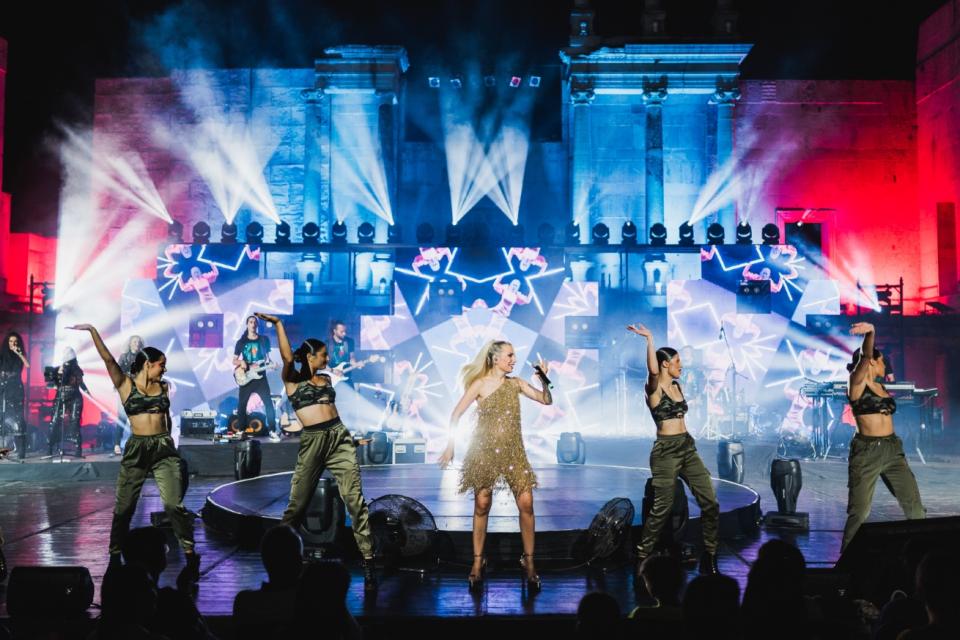  Поли Генова 