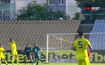 В 36 ата минута Домовчийски направи двойно подаване със свой съотборник