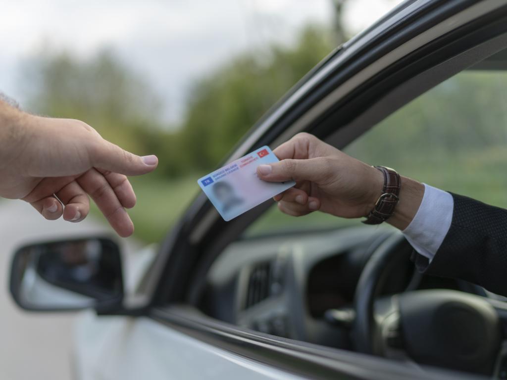 МВР подновява издаването и замяната на шофьорските книжки Това съобщи служебният