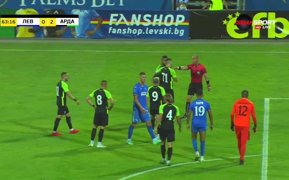 След час игра Билал Бари и Жоржиньо се сдърпаха.