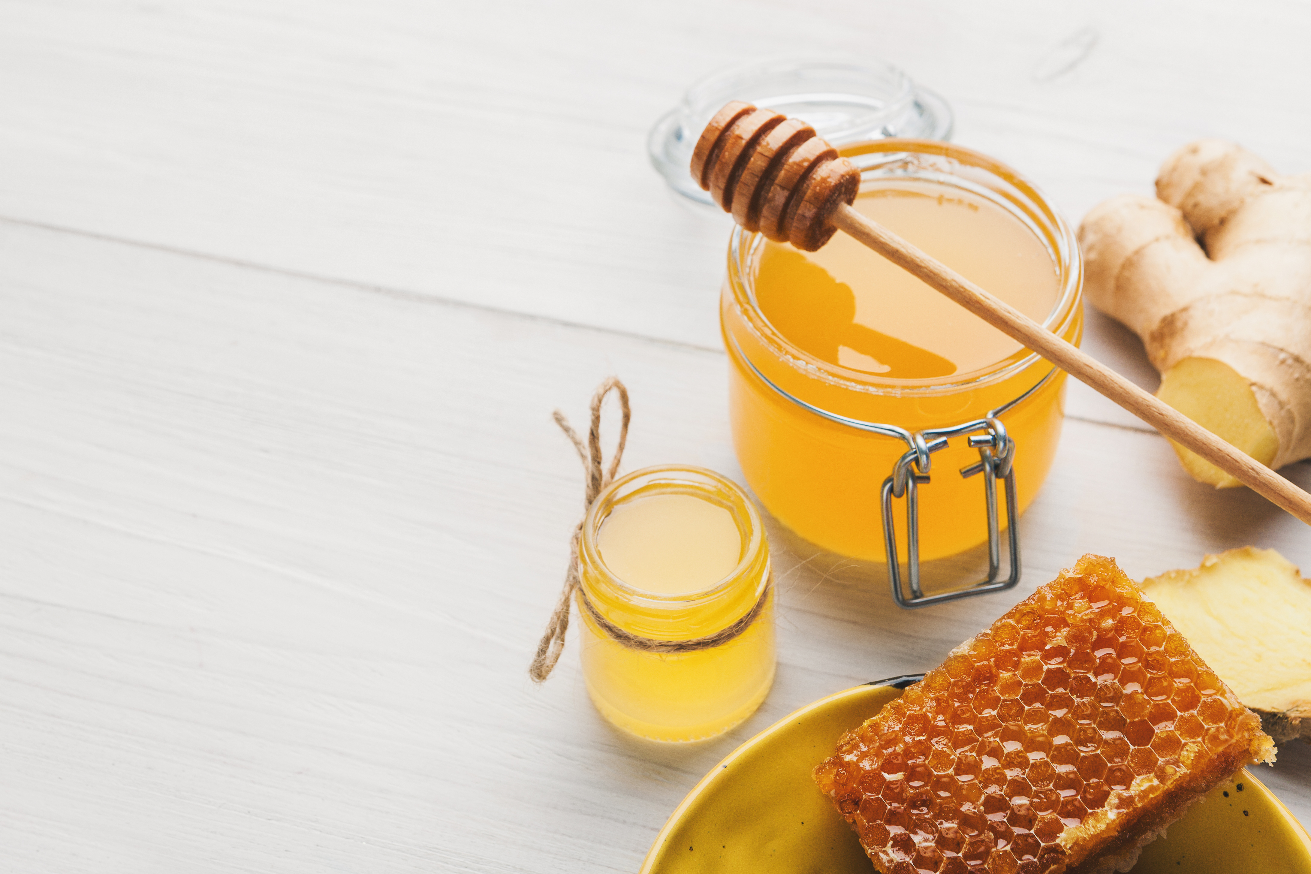 <p><strong>Скраб за суха кожа с мед</strong></p>

<p>Ако искаме да ексфолираме устните си или пък да омекотим сухата кожа по тялото и лактите си, няма по-добро средство от захарния скраб с мед. Медът е същинска козметична суперсъставка, благодарение на своите хидратиращи и антисептични свойства. Захарта (ние препоръчваме да използвате кафява) на свой ред пък механично отстранява мъртвите клетки и оставя кожата мека и гладка. За да приготвите скраба, просто смесете равни части от двете съставки, нанесете на желаното място, изплакнете и се наслаждавайте на сияйния си тен.&nbsp;</p>
