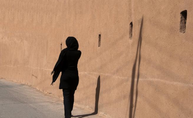 Мъж прегази жени в Иран - не били забулени