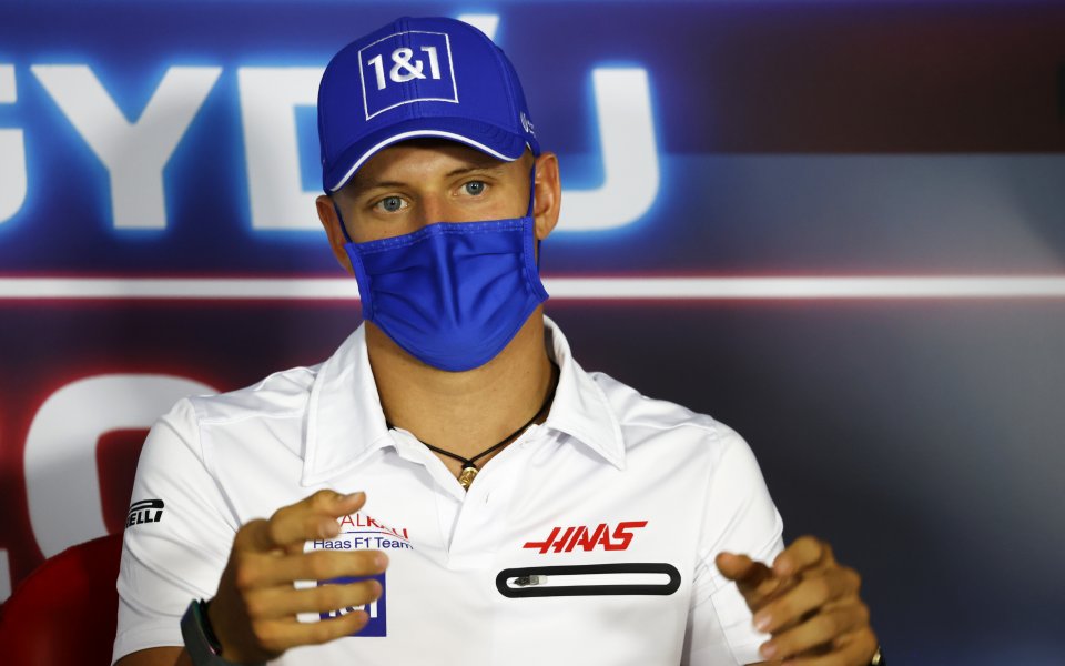 Във Ферари искат Мик Шумахер да остане в Хаас, докато