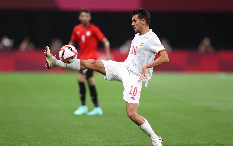 Халфът Дани Себайос се е завърнал в Испания с контузия