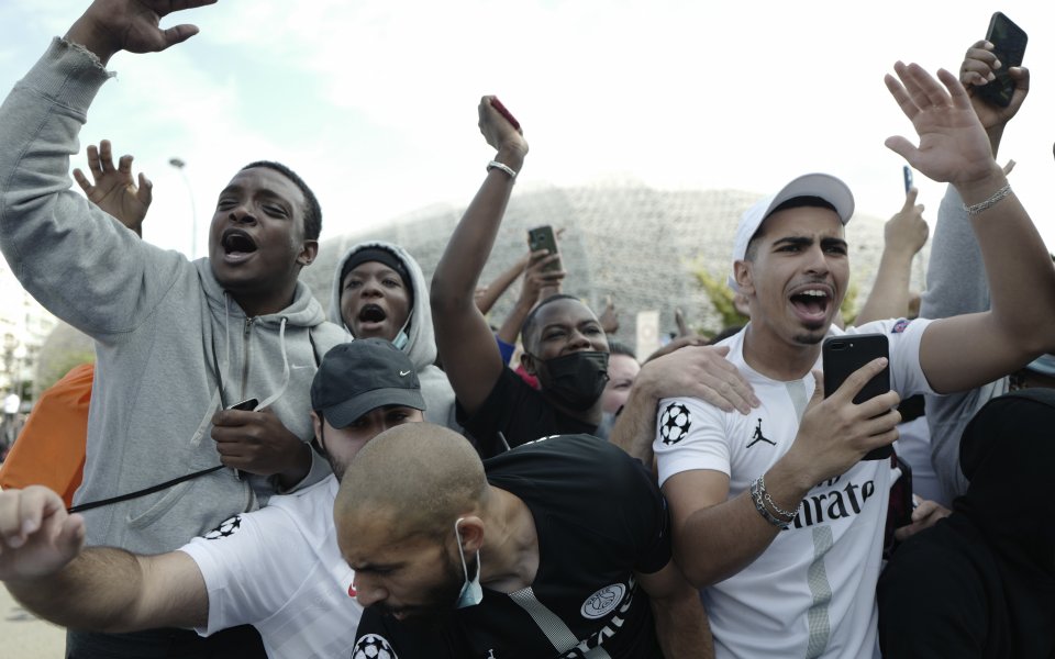 Пред клубния магазин на ПСЖ се изви дълга опашка за