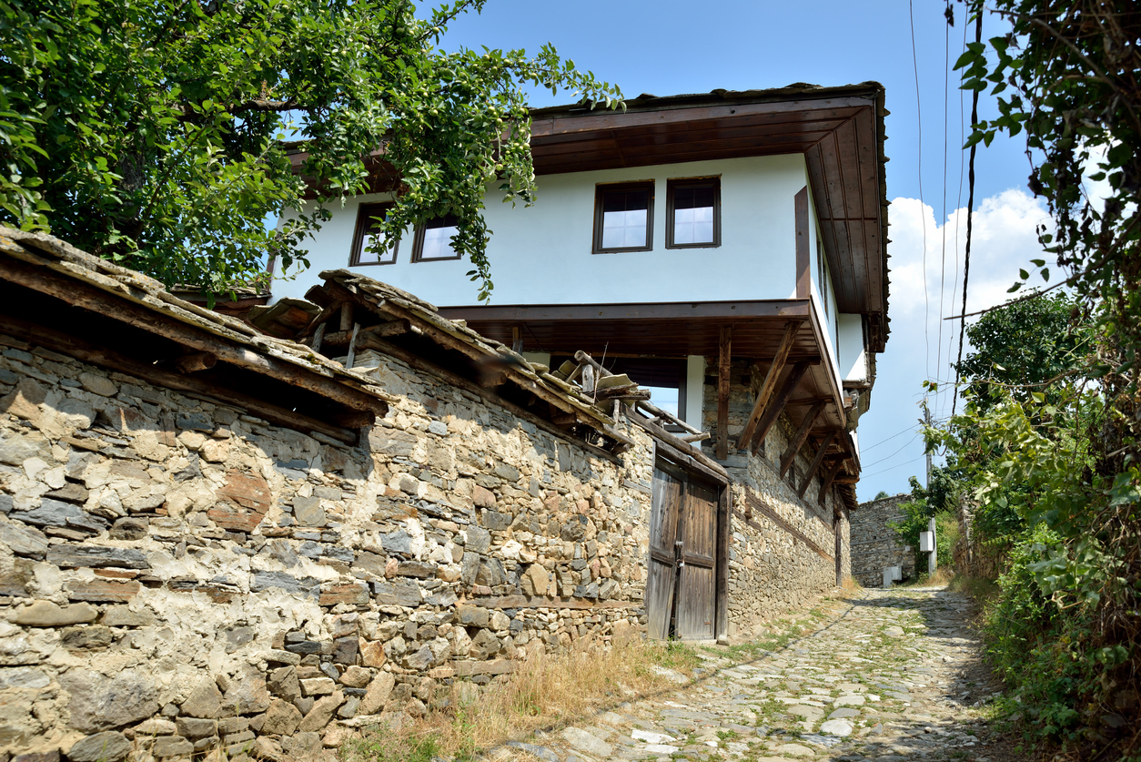 <p><strong>Долен </strong>- разположено е в западната част на Родопите, на около 26 км от Гоце Делчев. Селото е високопланинско и се намира на 1020 м н.в.</p>