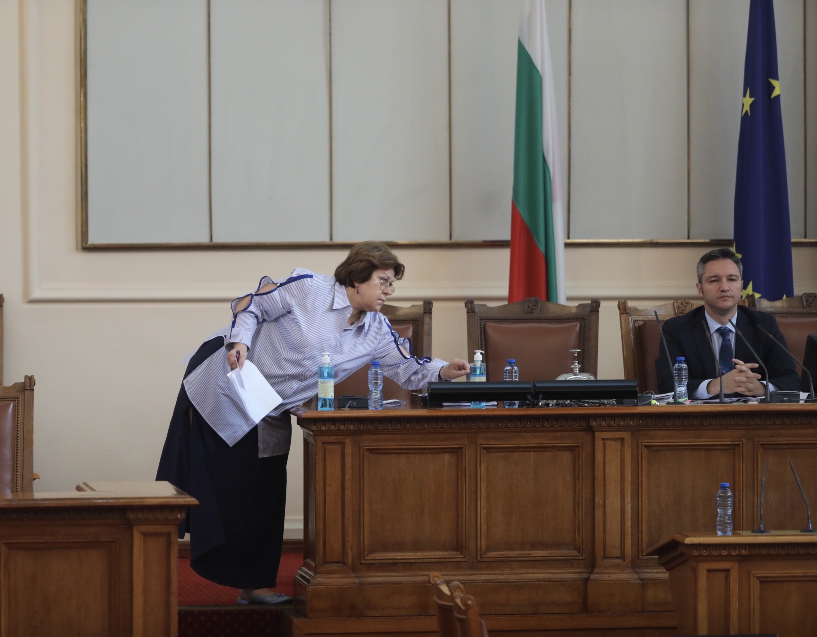 <p>Депутатите гласуват оттеглянето на Пламен Николов</p>