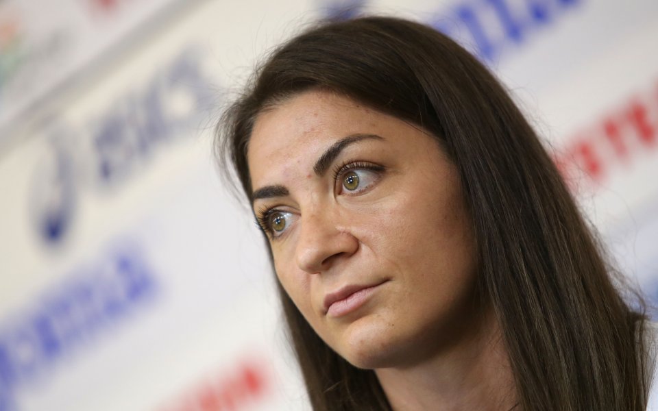 Бронзовата медалистка от Токио 2020 Евелина Николова потвърди, че остава