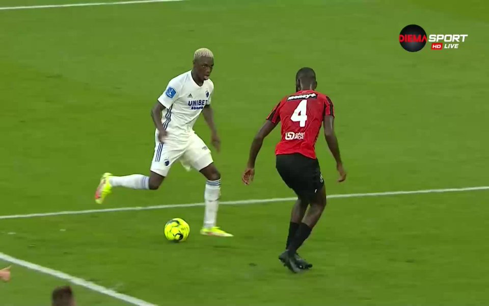 Мохамед Дерами получи топката на левия фланг в 20-ата минута,