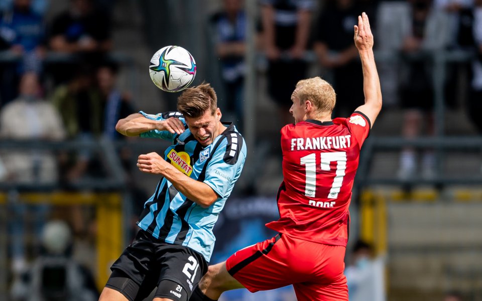 Капитанът на Айнтрахт Франкфурт Себастиан Роде ще пропусне първия мач