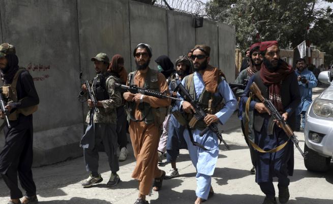Какво наредиха талибаните на учителите и на част от учениците от мъжки пол