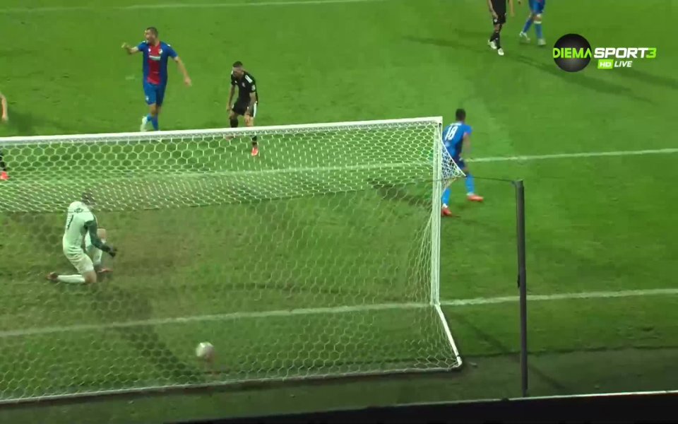 Редим Резник даде извеждащ пас към Буча в 71-ата минута,