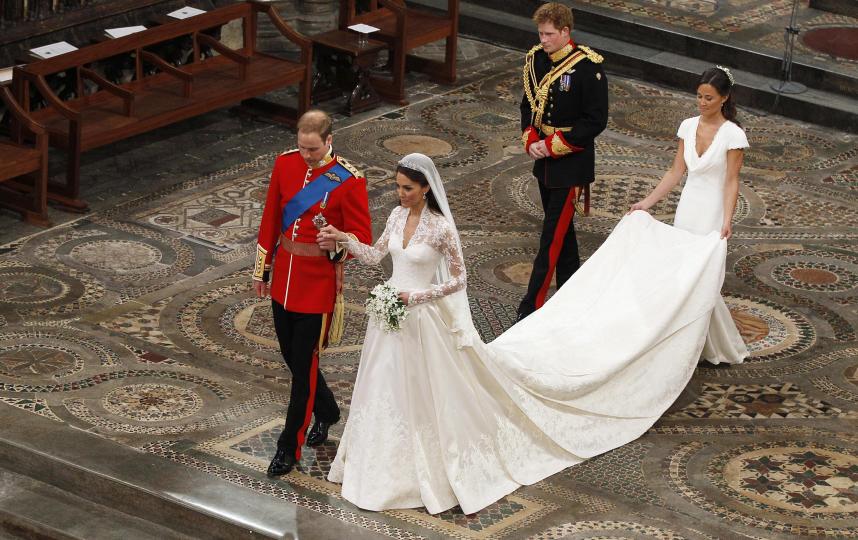 <p><strong>Кралски разкош</strong></p>

<p>Най-забележителното събитие през новото десетилетие е сватбата на Кейт Мидълтън и принц Уилям. Булките по цял свят се опитват да пресъздадат тази емлематична рокля със силует &quot;пясъчен часовник&quot; на дизайнера Александър Маккуин.</p>