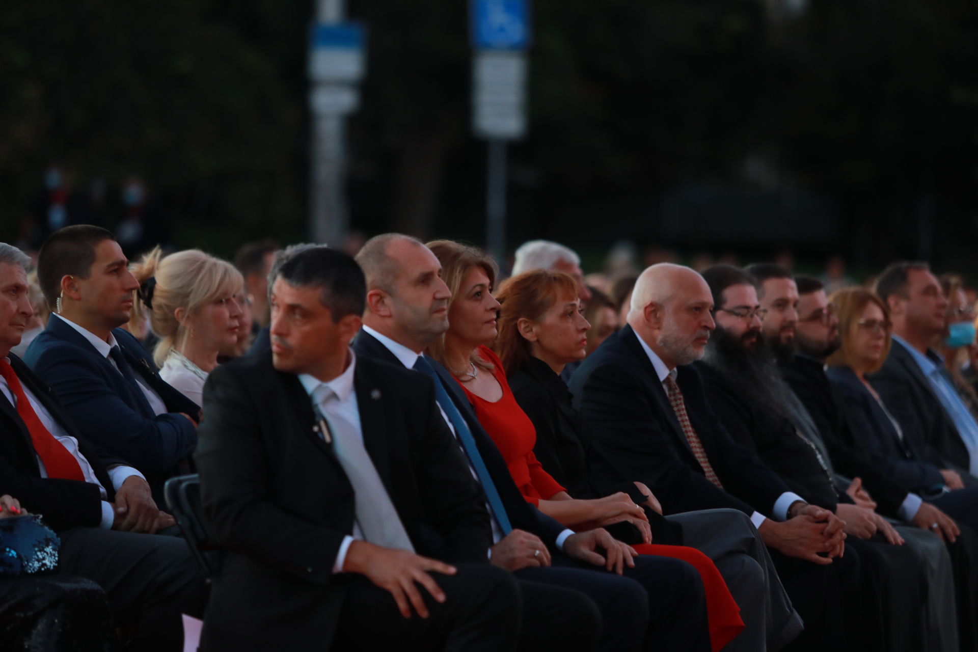 Легендарният баритон Пласидо Доминго и сопраното Соня Йончева пяха пред около пет хиляди души на сцена пред храм-паметника „Свети Александър Невски” в София. На концерта присъства и президентът Румен Радев.