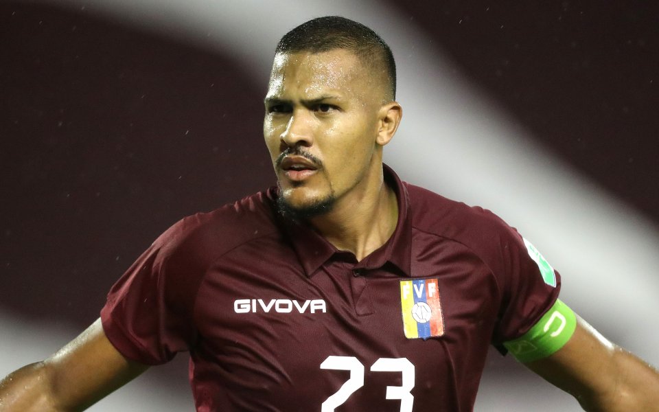 Саломон Рондон финализира преминаване в Евертън в последния ден от