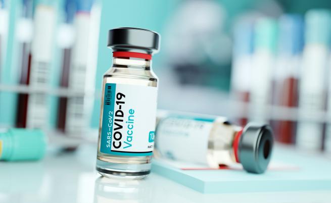 Създателка на оксфордската ваксина: Масовите трети дози са излишни