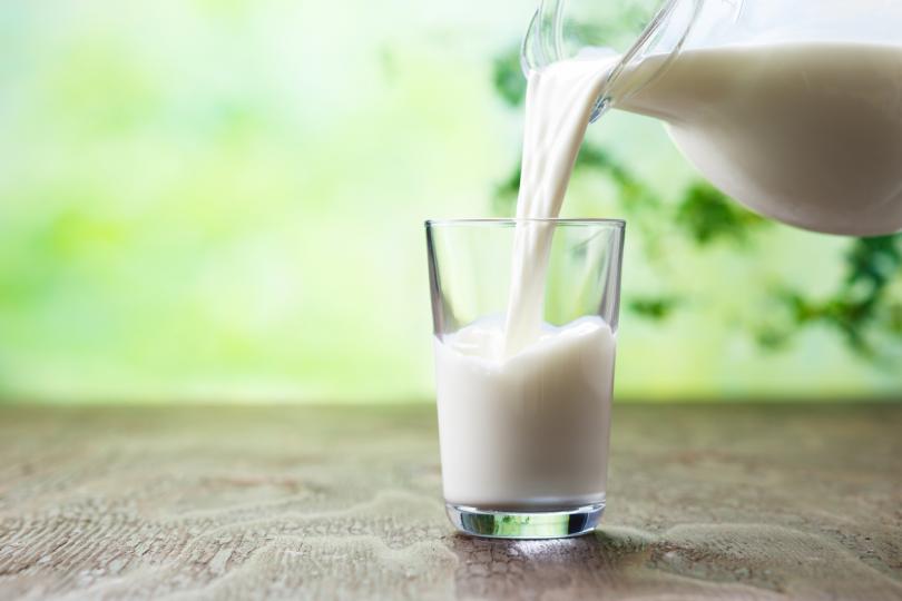 <p><strong>Нискомаслено мляко</strong></p>

<p>Консумацията на нискомаслено мляко е свързана с по-нисък риск от високо кръвно налягане.</p>

<p>Опитайте се да приемате две до три порции нискомаслени млечни продукти на ден. Можете да пиете по една чаша на ден с храната си, да&nbsp;добавите към зърнена закуска или към кафето си.</p>

<p>&nbsp;</p>

<p>&nbsp;</p>