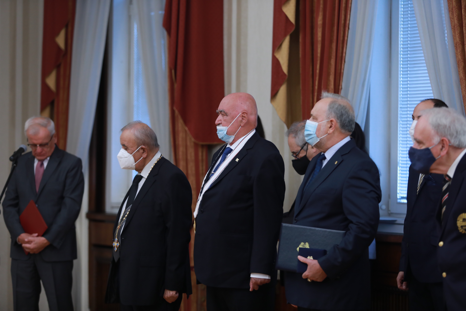 <p>Президентът Радев награди изтъкнати българи за значимите им заслуги в областта на медицината, информационните технологии и отбраната</p>