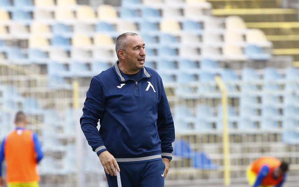 Станимир Стоилов изглеждаше доволен след победата на Левски с 5:2